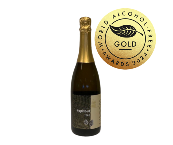 Een fles HopHout Thee met een gouden medaille van The World Alcohol-Free Awards.