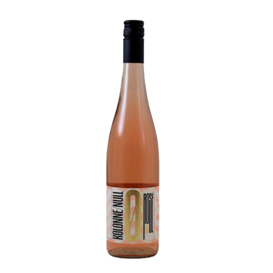 Een fles Kolonne Null Rosé met een mooie zalmroze kleur en zwarte dop.
