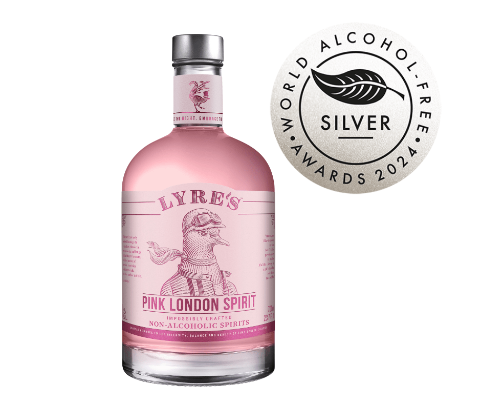 Een fles Lyre's Pink London Spirit met een zilveren medaille van The World Alcohol-Free Awards
