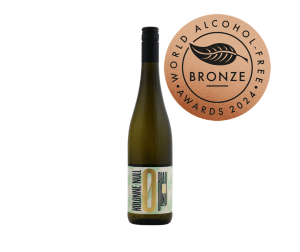Een fles Kolonne Null Verdejo met een bronzen medaille van The World Alcohol-Free Awards