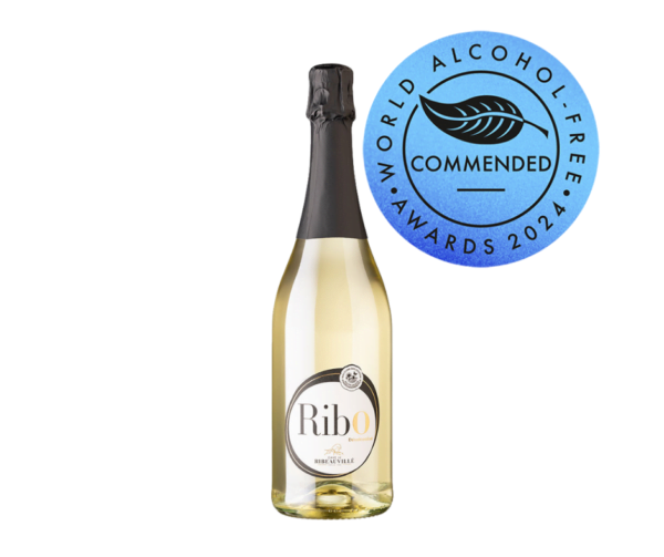 Een fles Rib0 Sparkling met een aanbevelingsmedaille van The World Alcohol-Free Awards