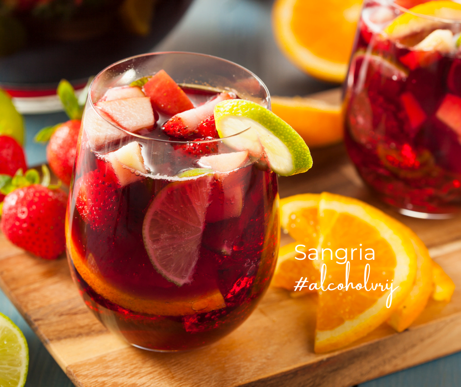 Een glas alcoholvrije sangria, gevuld met fruit en een schijfje limoen