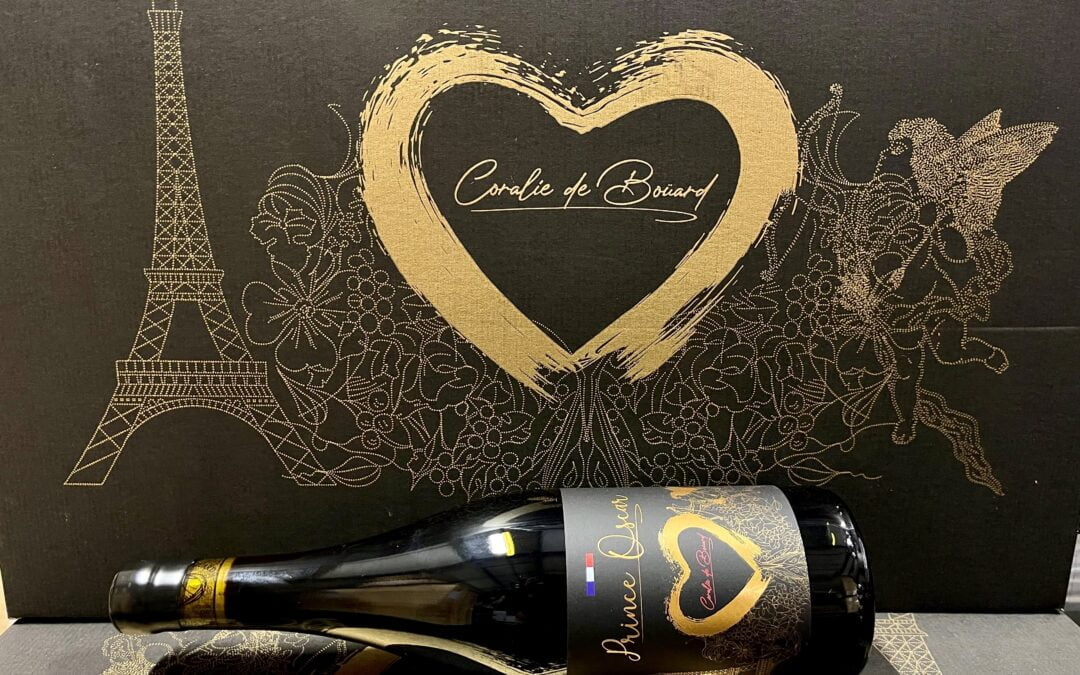 Een verzenddoos van PRince Oscar met de Eiffeltoren en een goede hart en liggend een fles Prince Oscar