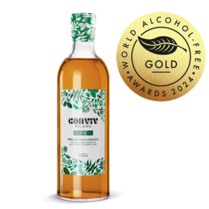 Een fles Conviv Bianco met een gouden medaille van The World Alcohol-Free Awards