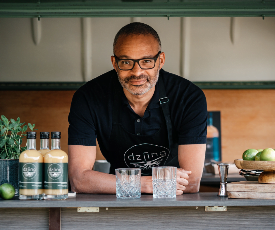 Jeffrey Balrak in een foodtruck met zijn Dzjin gemberdrank.