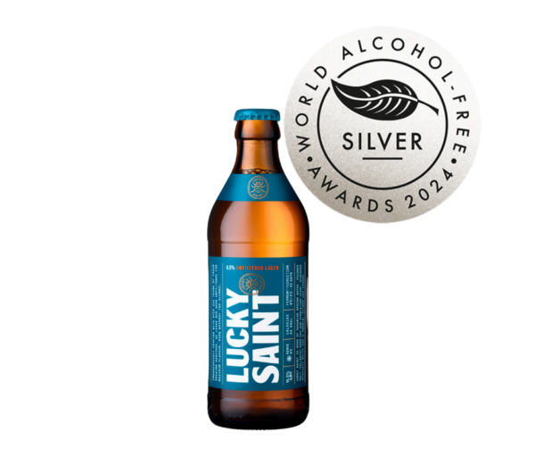 Een flesje Lucky Saint alcoholvrij bier met een zilveren medaille van The World Alcohol-Free Awards