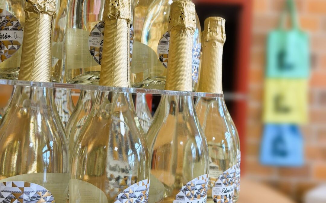 Edmond Barbe - alcoholvrije bubbels. Diverse flessen gepresenteerd als een champagnetoren