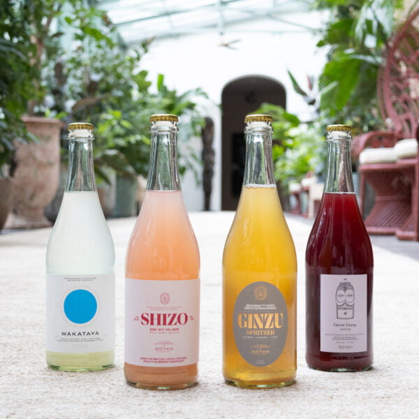 Een fles Wakataya, Shizo, Ginzu Spritzer en Cuvée Cassy staan naast elkaar gepresenteerd