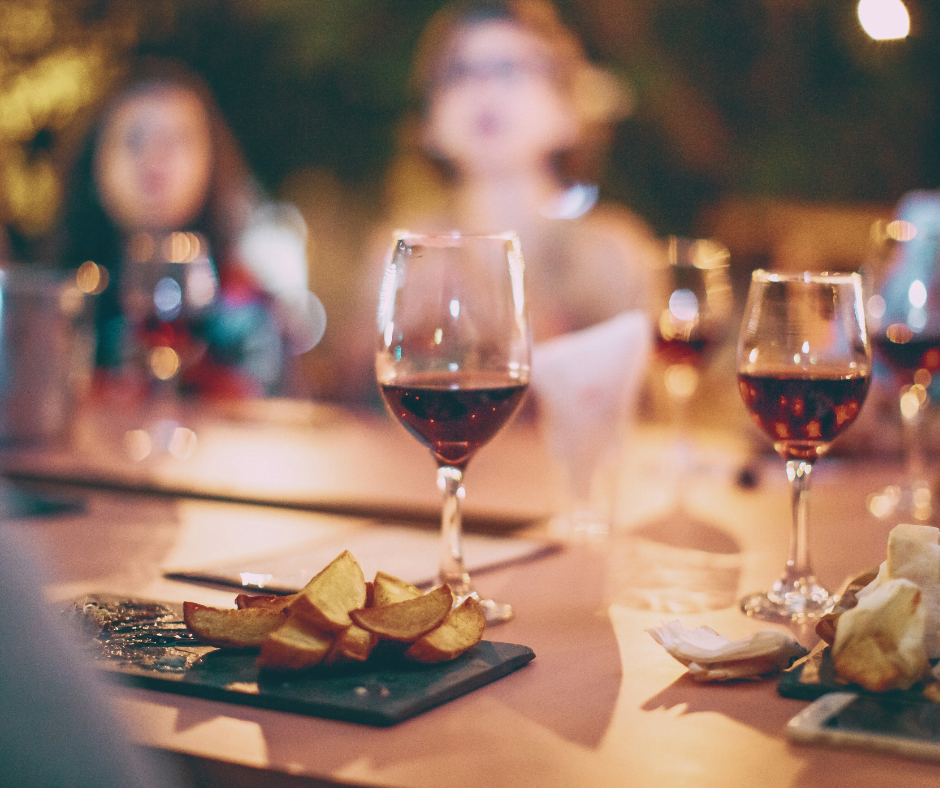 Het einde van het BOB arrangement - alcoholvrij genieten Het einde van het BOB arrangement - Een gedekte tafel in een restaurant met een hoofdgerecht en een bijpassend half glas wijn.